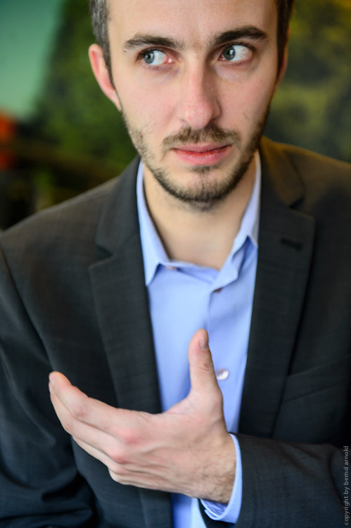 Jan Böhmermann erklärt, Moderator, Portrait, Hand, Geste – Portraitfotografie