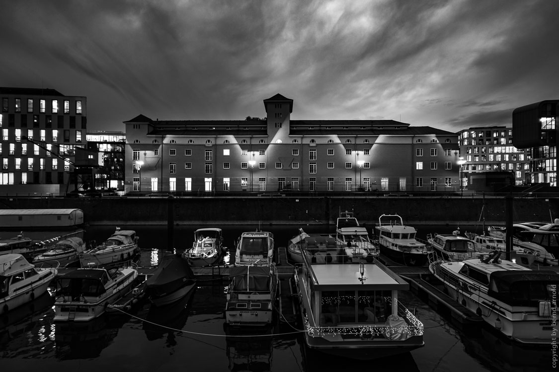 Kunsthaus Rhenania im Rheinauhafen bei Nacht