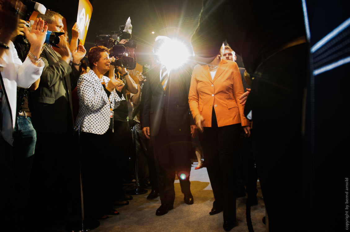 CDU Angela Merkel und Edmund Stoiber betreten die Arena – Fotografie und Fotojournalismus