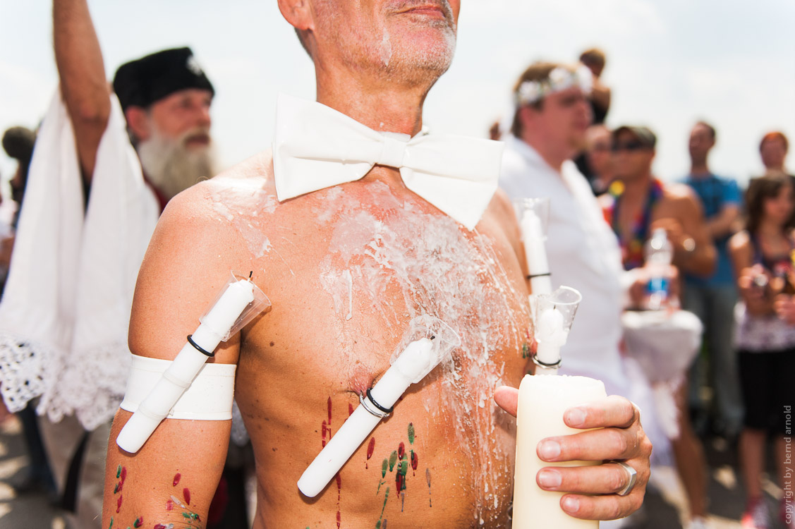 Kerzenwachs auf Haut, Christopher Street Day – Fotografie