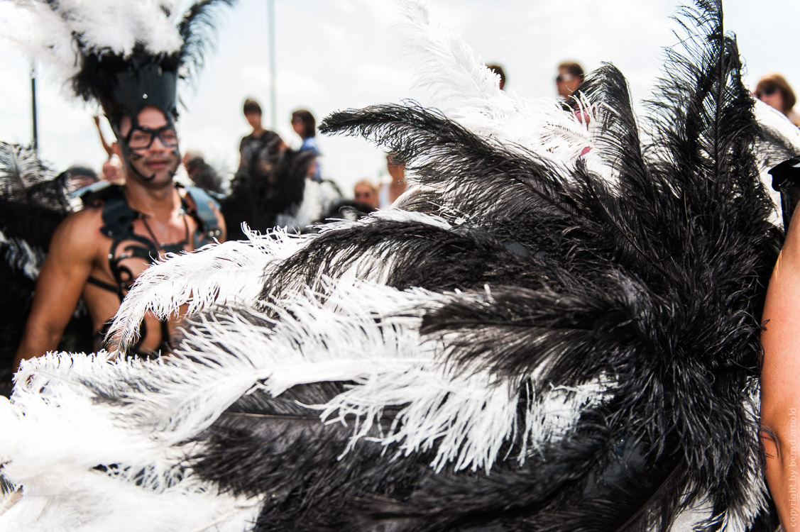 Federkleid auf der Parade CSD Christopher Street Day – Fotografie