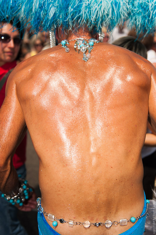 Schöner Rücken auf Christopher Street Day – Fotografie