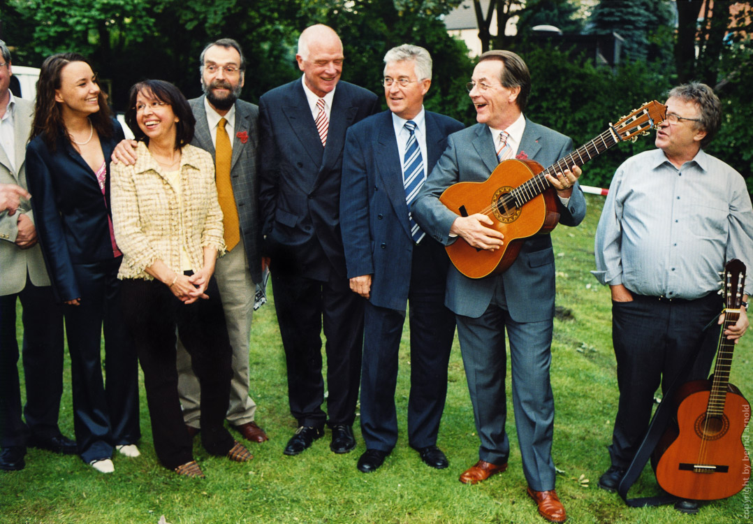 Franz Müntefering plays the guitar for Michelle Schumann – photojournalism and Fotoreportage