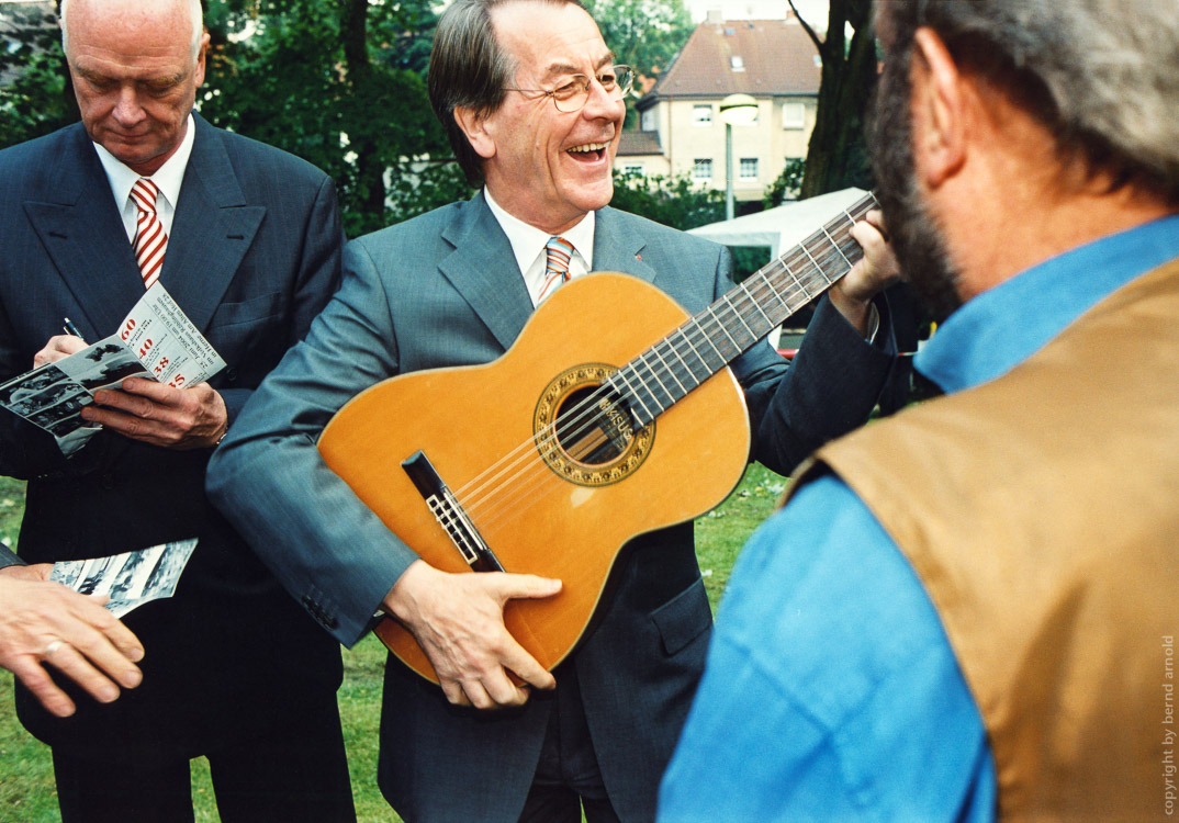 Franz Müntefering spielt Gitarre im Wahlkampf - Fotoreportage und Fotojournalismus