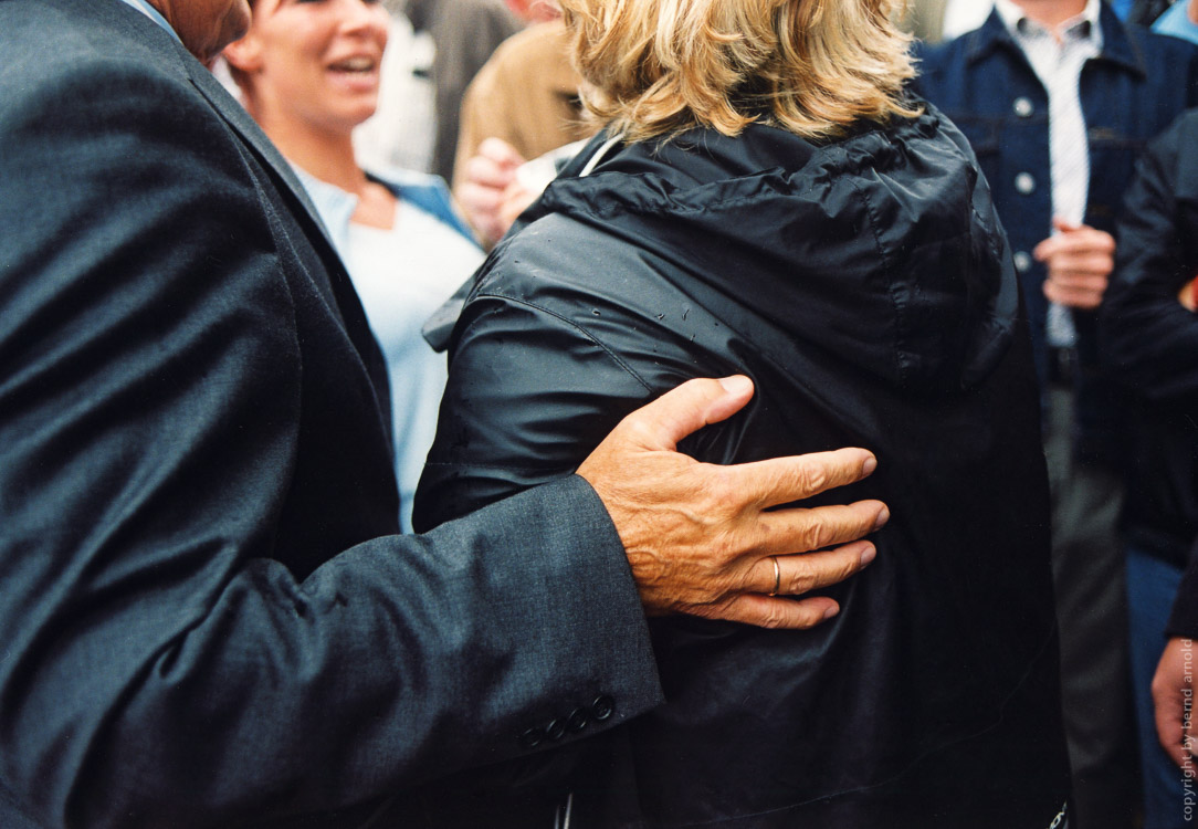 Zarte Berührung mit dem Arm von Kanzler Gerhard Schröder – Fotoreportage und Fotojournalismus