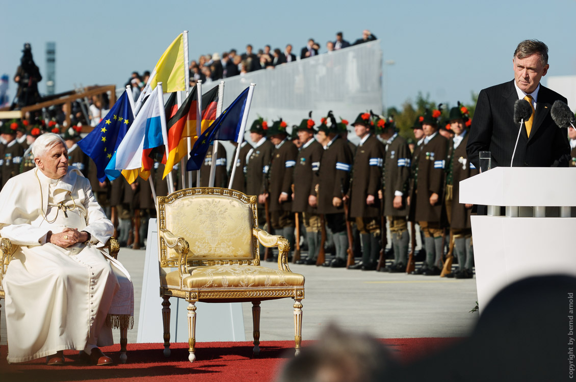 Papst Benedikt XVI in München Flughafen mit Bundespräsident Horst Köhler