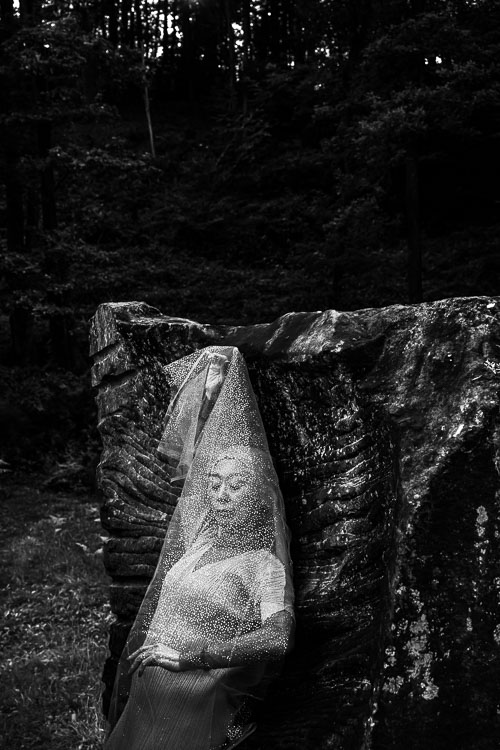 Performance Wald der japanischen Künstlerin Tenno Megumi – Fotografie Bernd Arnold