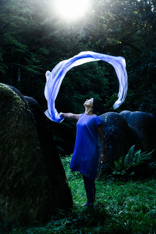 Performance Wald der japanischen Künstlerin Tenno Megumi – Fotografie Bernd Arnold