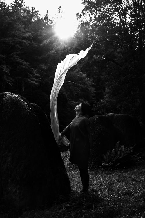 Performance Wald der japanischen Künstlerin Tenno Megumi – Fotografie Bernd Arnold