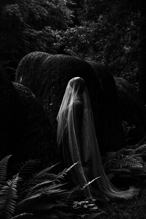 Performance Wald der japanischen Künstlerin Tenno Megumi – Fotografie Bernd Arnold
