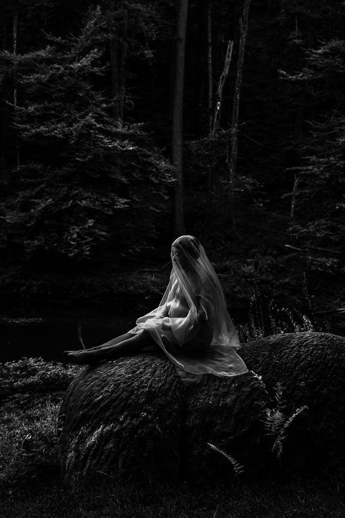 Performance Wald der japanischen Künstlerin Tenno Megumi – Fotografie Bernd Arnold