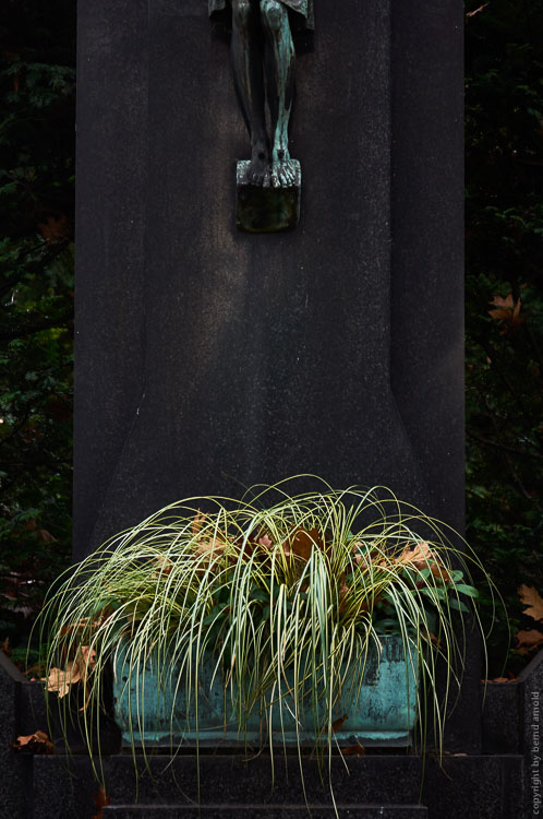 Grabstätte und die Füße Jesu auf Melatenfriedhof in Köln