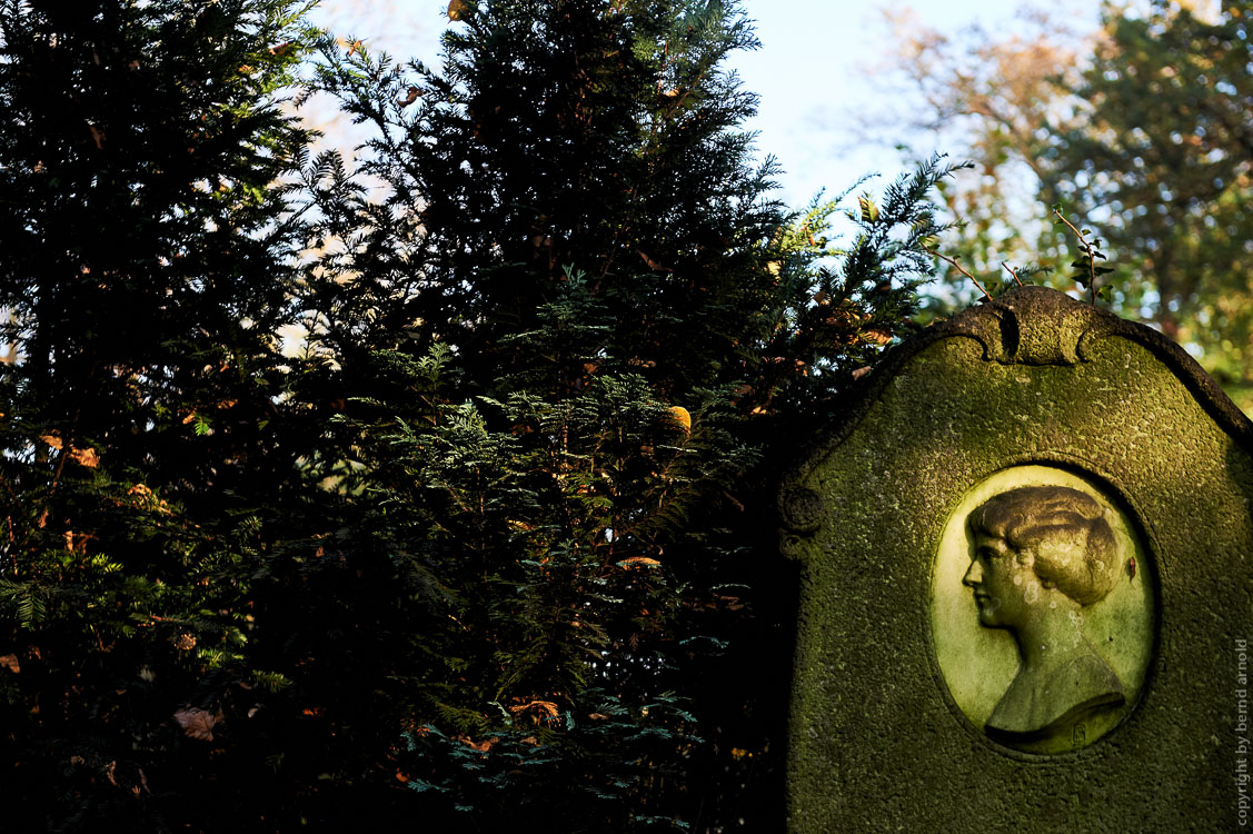 Frauenbildnis auf Melatenfriedhof in Köln