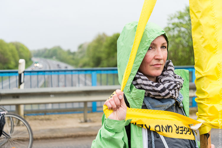 Greenpeace Aktivistin bei Anti-Kohle Menschenkette Garzweiler