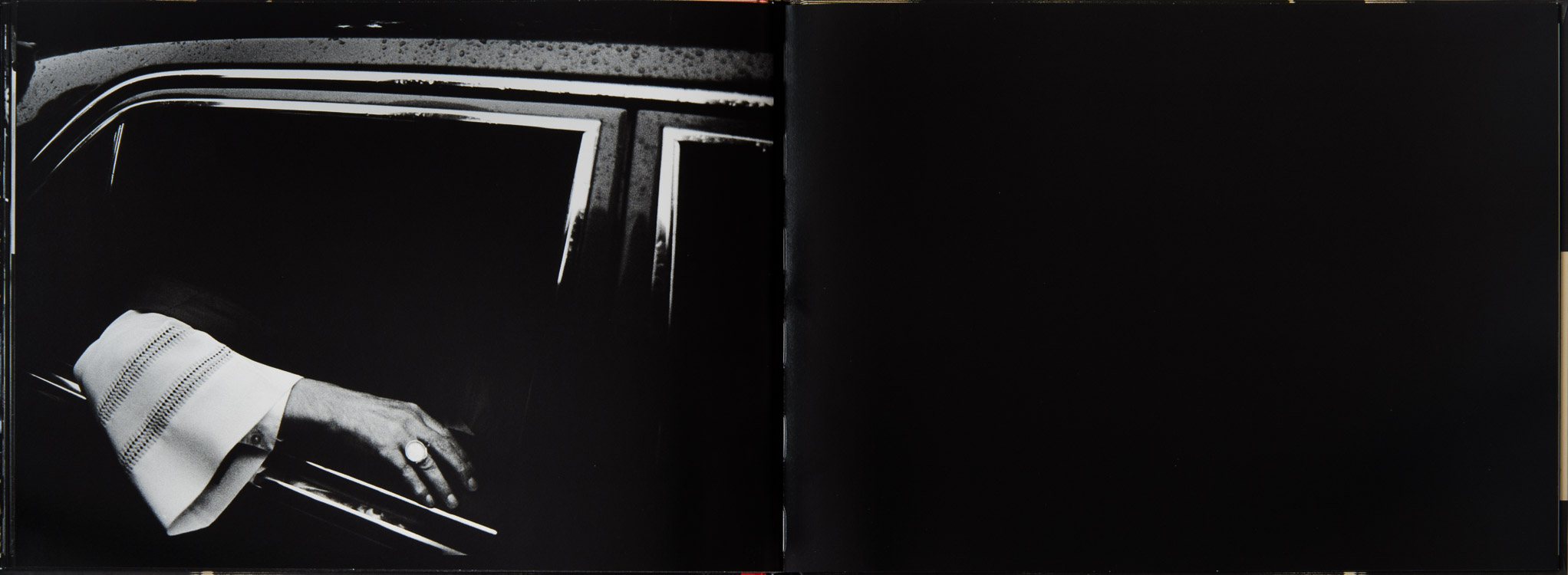 Fotografie Buch Das Kölner Heil Kardinal mit Bischofsring im Dienstwagen – Das Kölner Heil – Fotografie