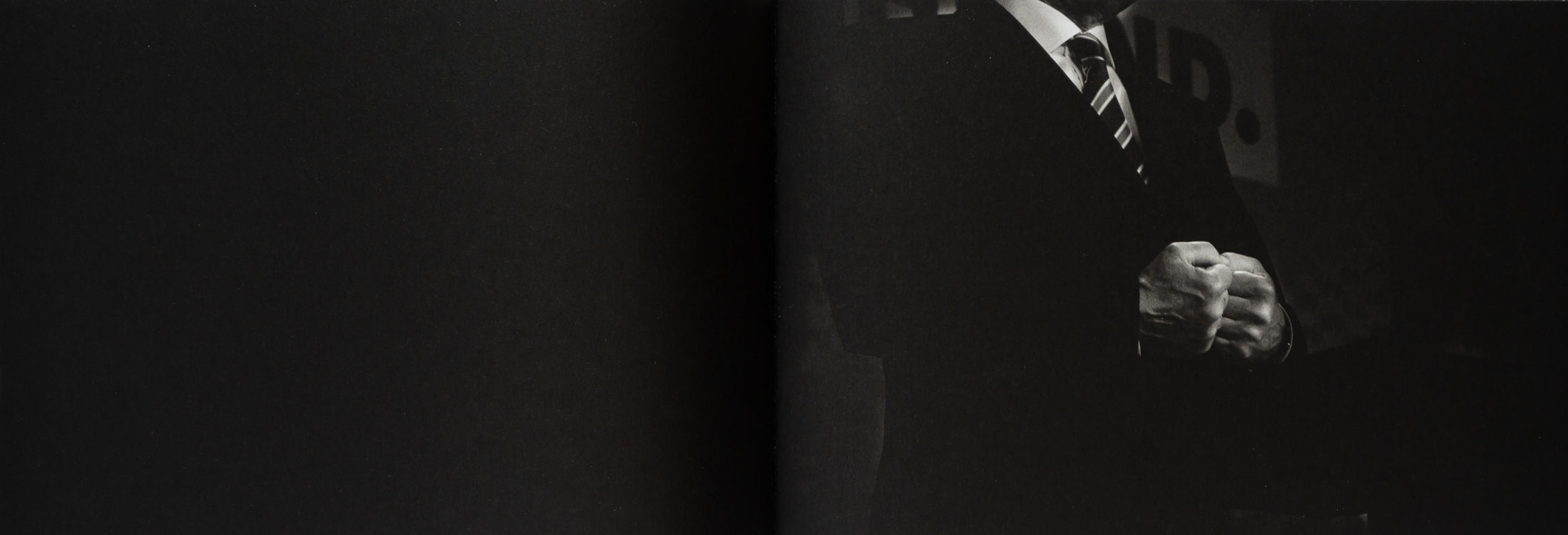 Fotobuchseite aus Wahl Kampf Ritual – Gerhard Schröder 2005 Buch WAHL KAMPF RITUAL Edition Panorama Gerhard Schröders Fäuste