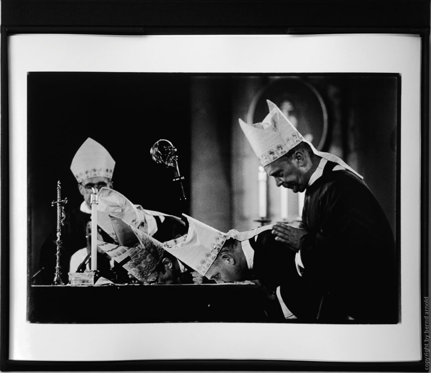 Dokumentarfotografie – Edition Sakrament und Sünde – Erzbistum Köln – Silbergelatine Barytprint Bischöfe und Altarkuss in Edition Sakrament und Sünde – Vintage Prints
